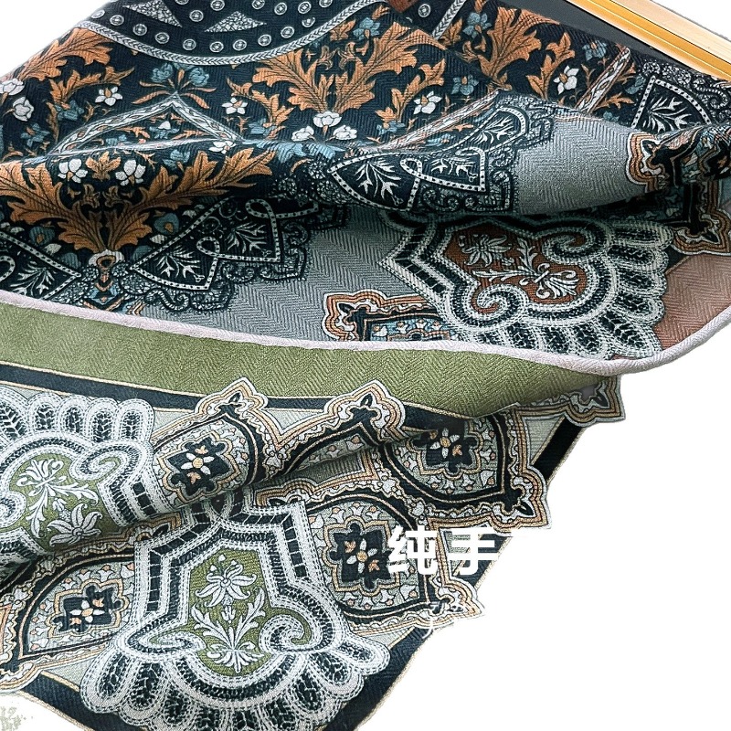 Sciarpa Quadrata Central Compa - Shawl Wrap Winter recensione e prezzo