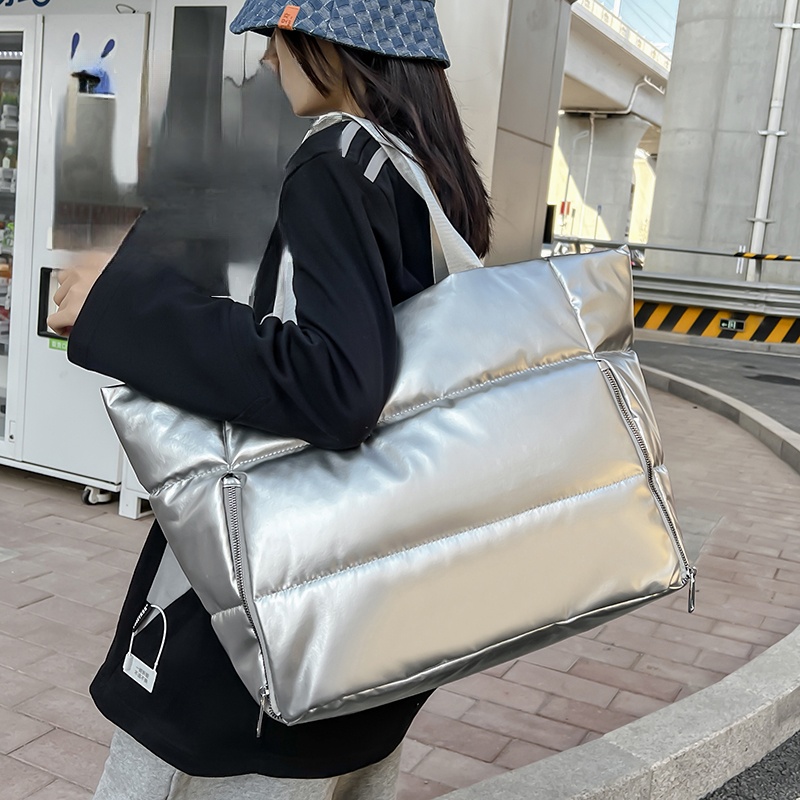 Borsa a tracolla in argento Y2 - Down Jacket Packable recensione e prezzo